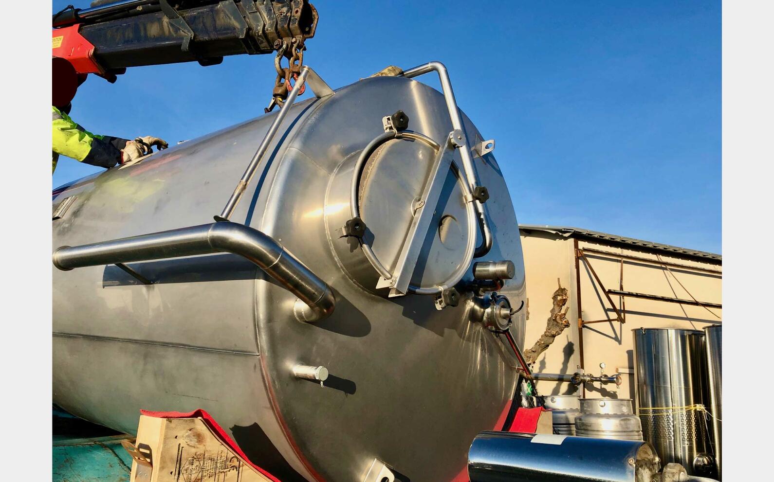 Closed stainless steel tank 50 HL (5 000 liters)