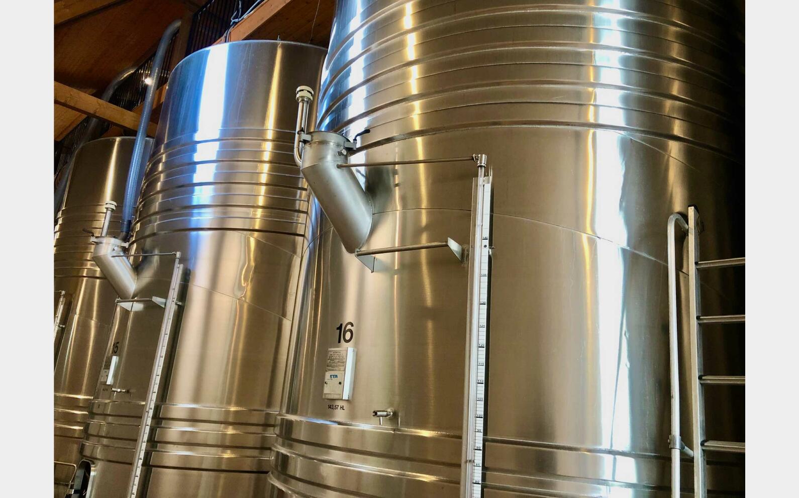 Stainless steel tank - Compartmentalised 225 HL + 123 HL (34 800 liters)