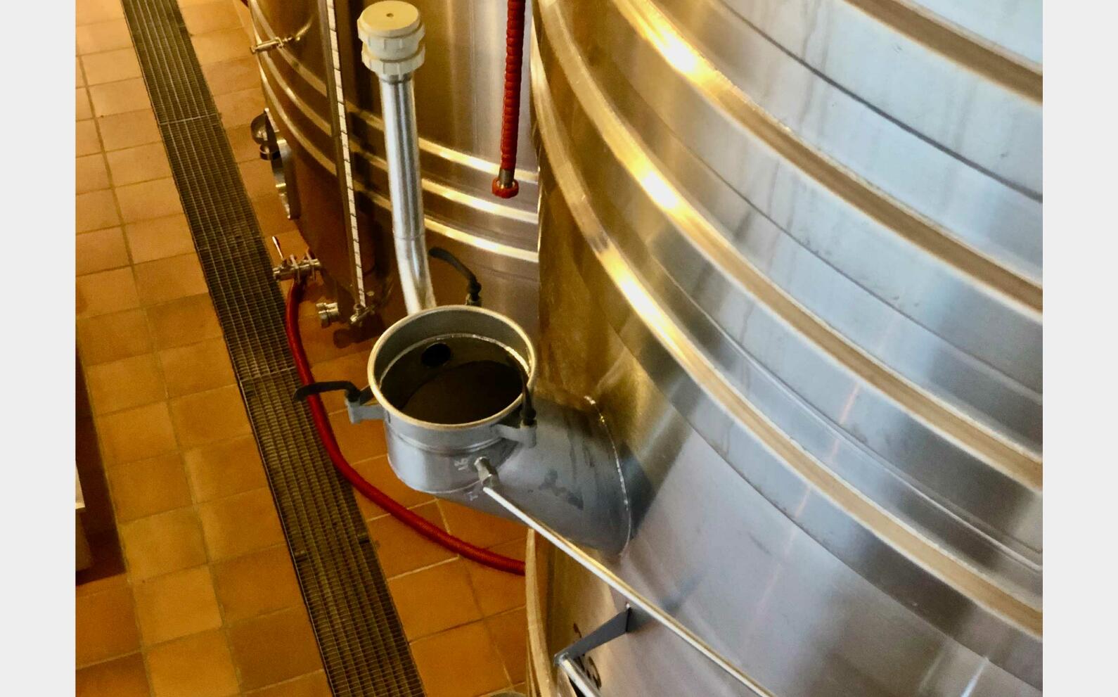 Stainless steel tank - Compartmentalised 225 HL + 123 HL (34 800 liters)