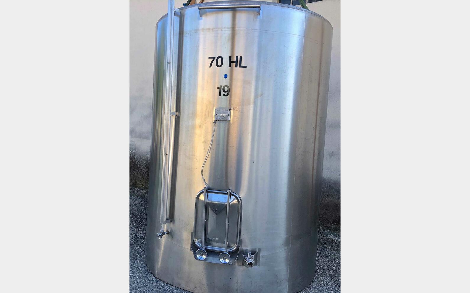 Cuve inox ferm&eacute;e fond conique