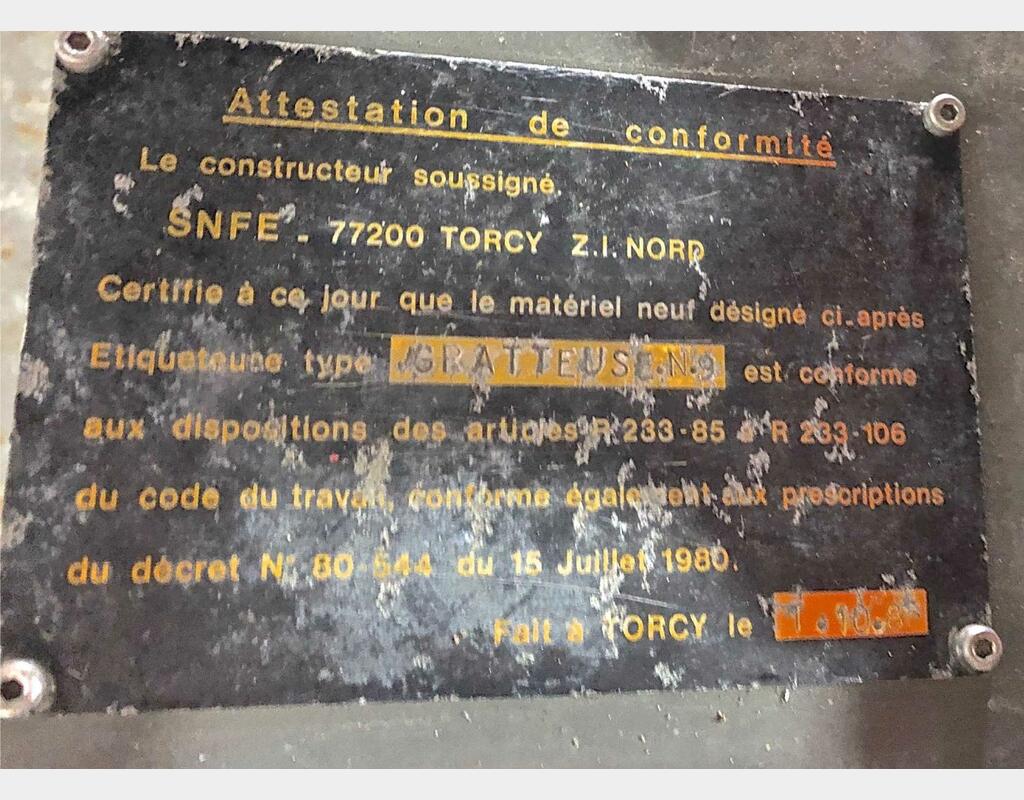 Gratteuse de capsules - de surbouchage