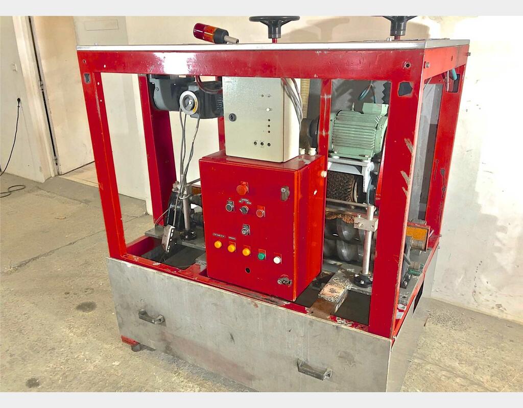 Gratteuse de capsules de surbouchage Marque : VIREY GARNIER