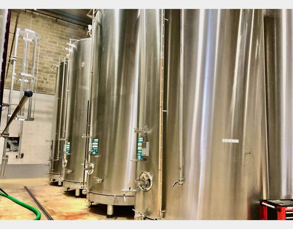 Cuve inox 304L - Fond plat incliné sur chassis