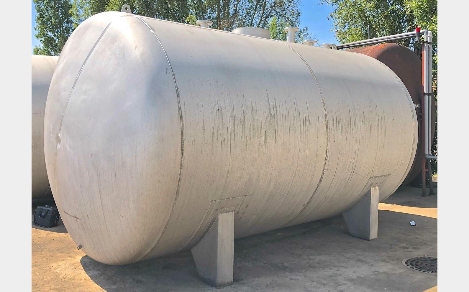 Horizontal stainless steel storage tank
