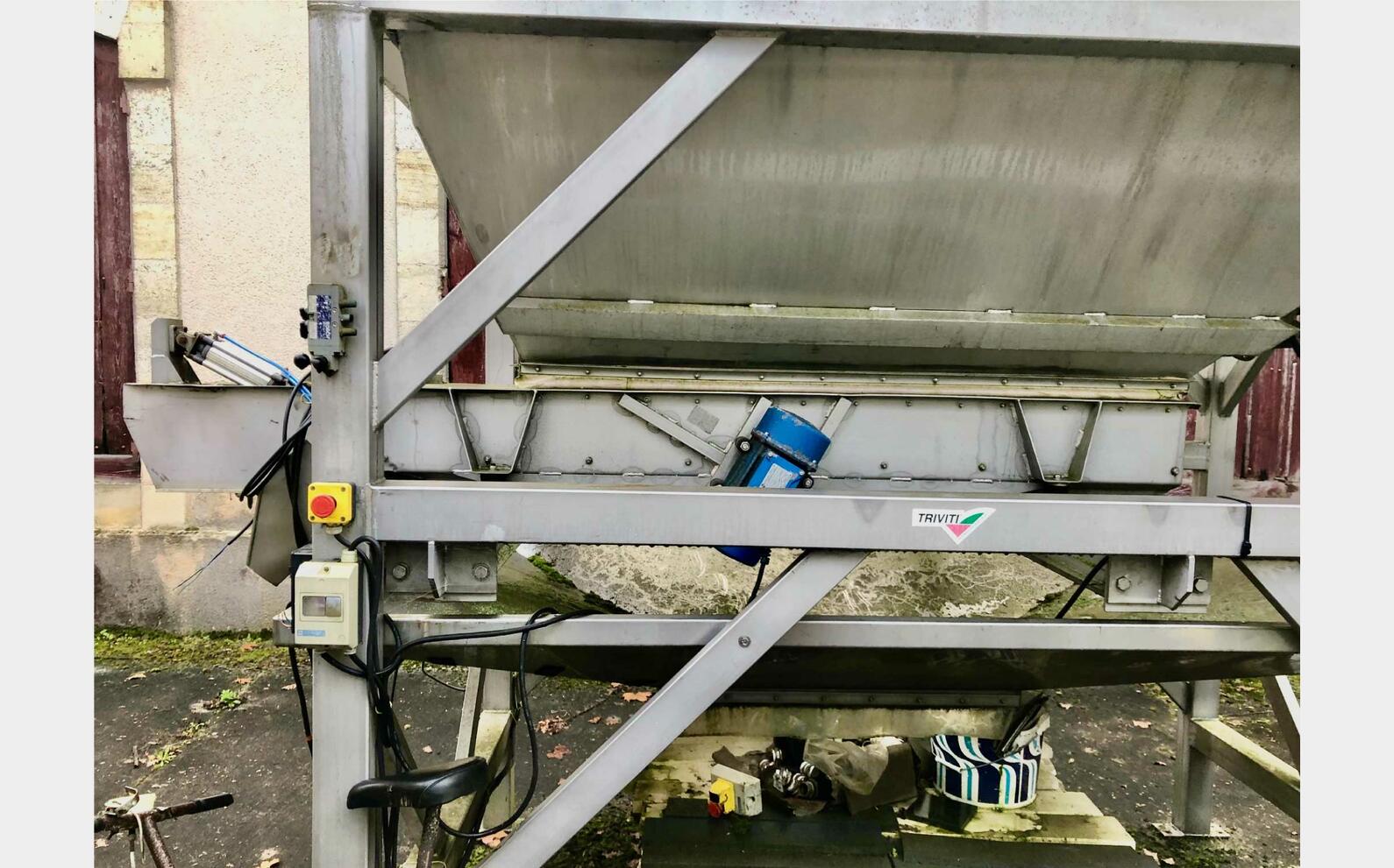 Stainless steel vibrating bucket 150 HL (15 000 liters)