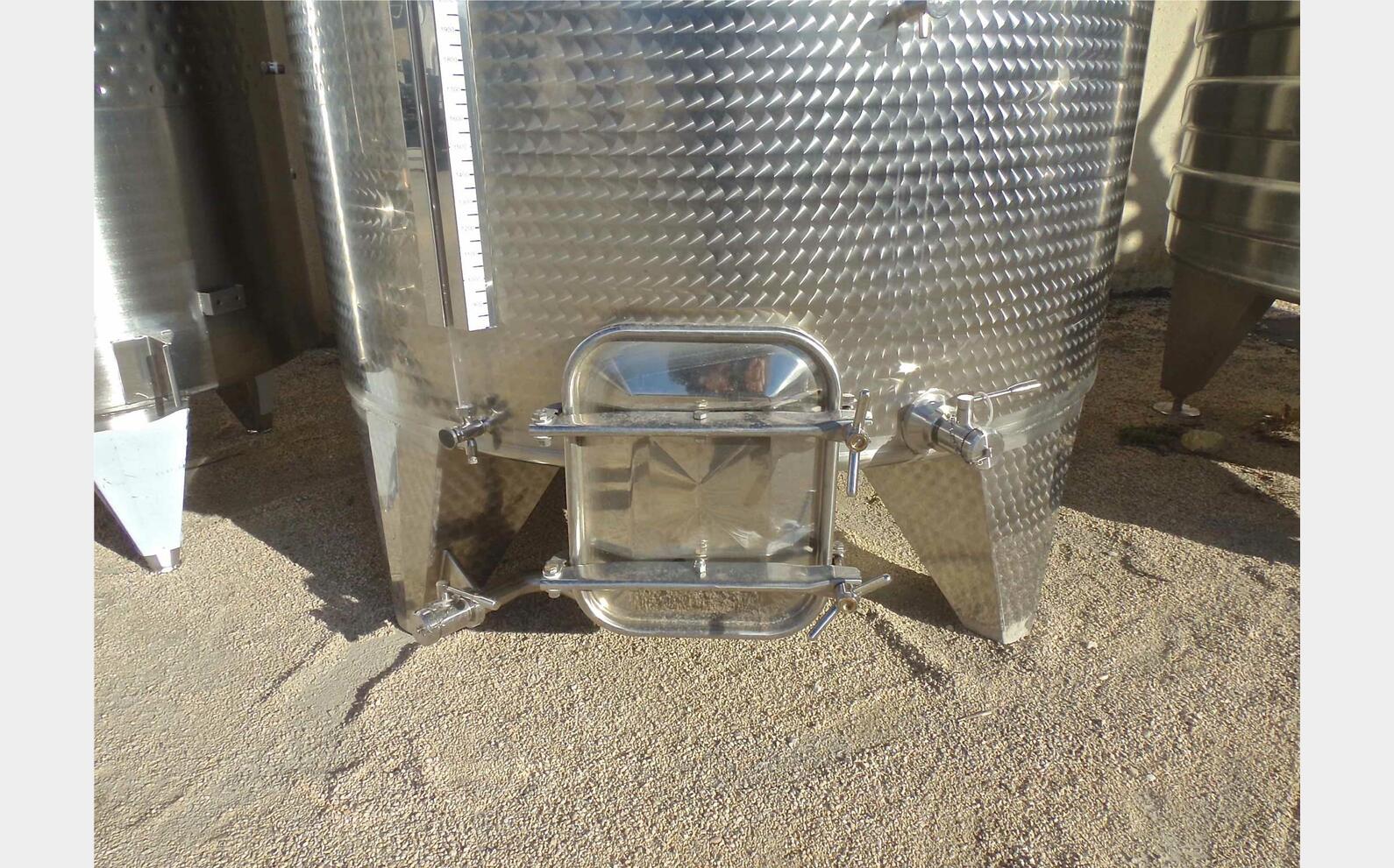 cuve INOX ferm&eacute;e sur pieds de 7000 litres MATERIEL NEUF