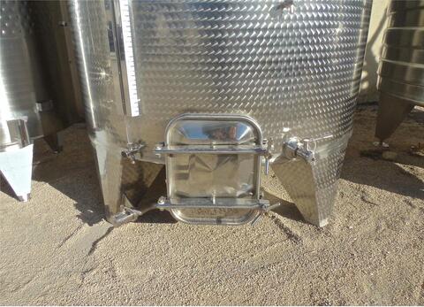 cuve INOX ferm&eacute;e sur pieds de 7000 litres MATERIEL NEUF