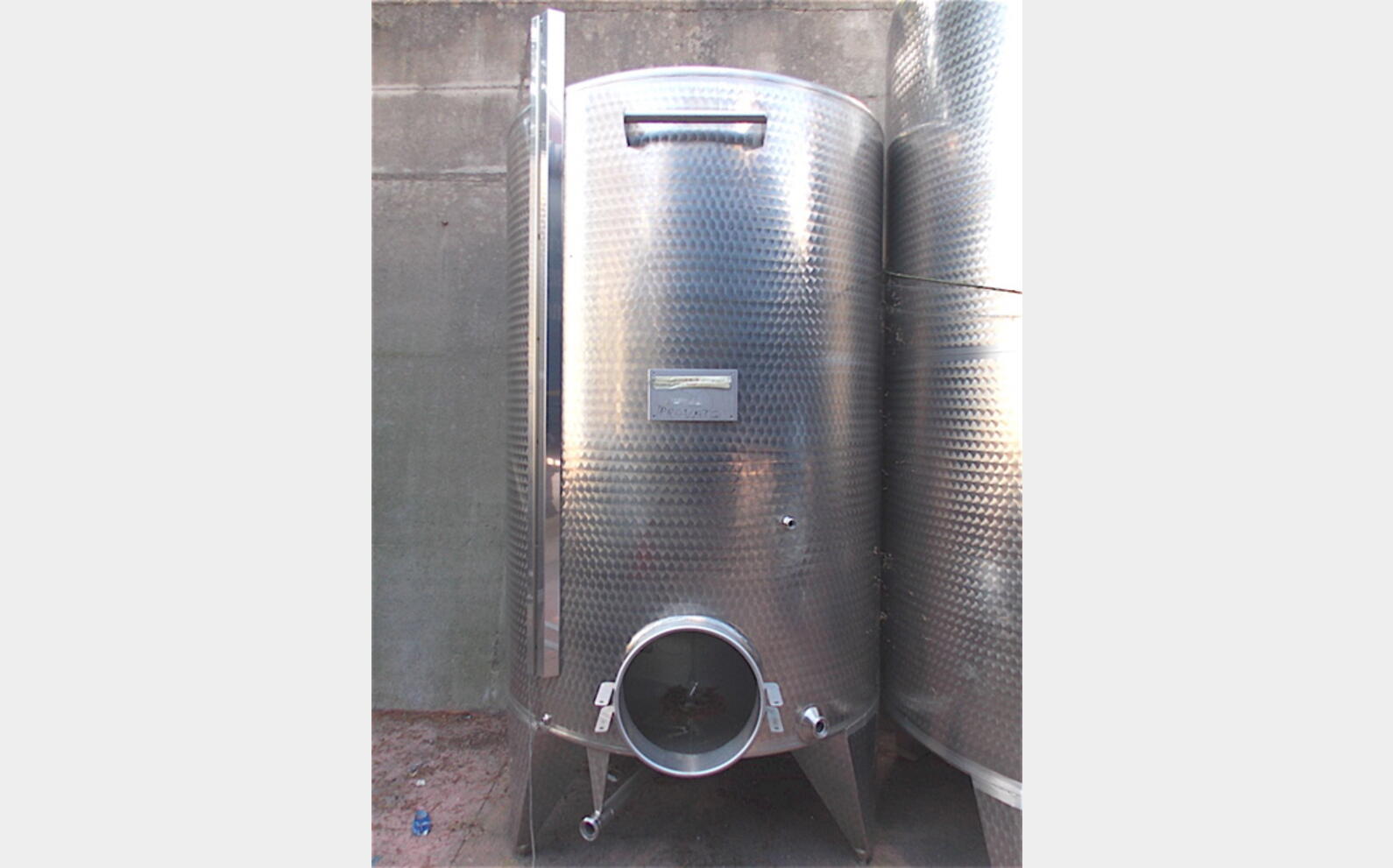 cuve INOX ferm&eacute;e sur pieds de 3400 litres MATERIEL NEUF