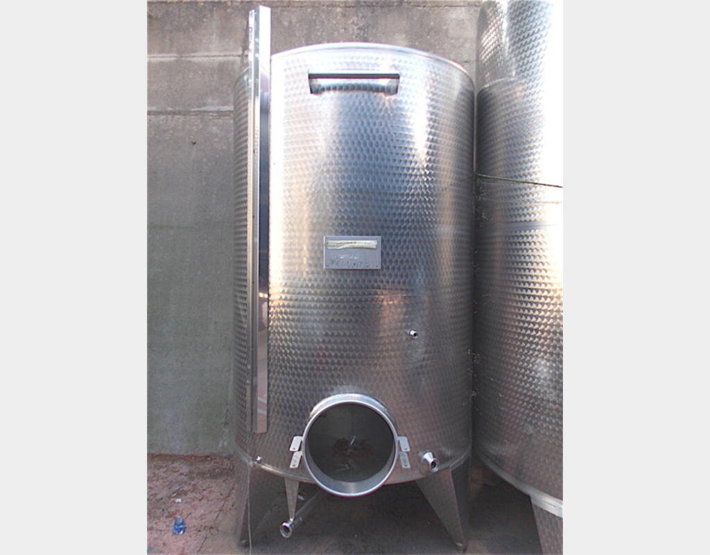 cuve INOX ferm&eacute;e sur pieds de 3400 litres MATERIEL NEUF
