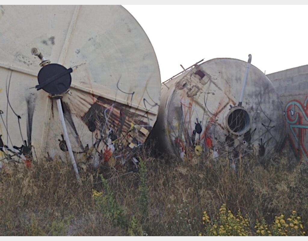 Fiberglass storage tank - Flat bottom on raft