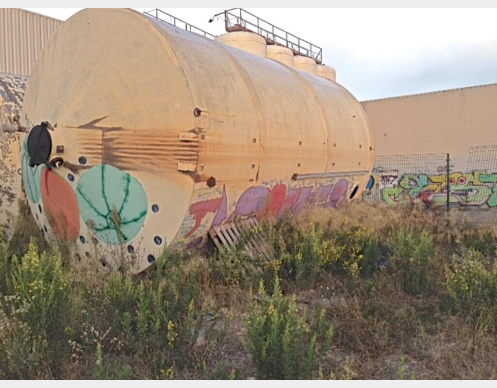 Fiberglass storage tank - Flat bottom on raft