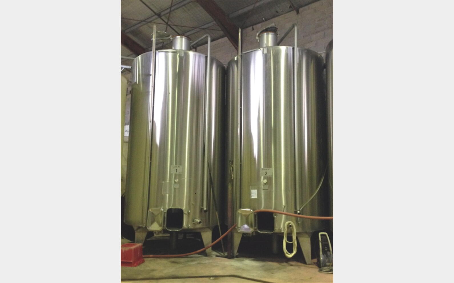 Cuve inox de vinification ferm&eacute;e