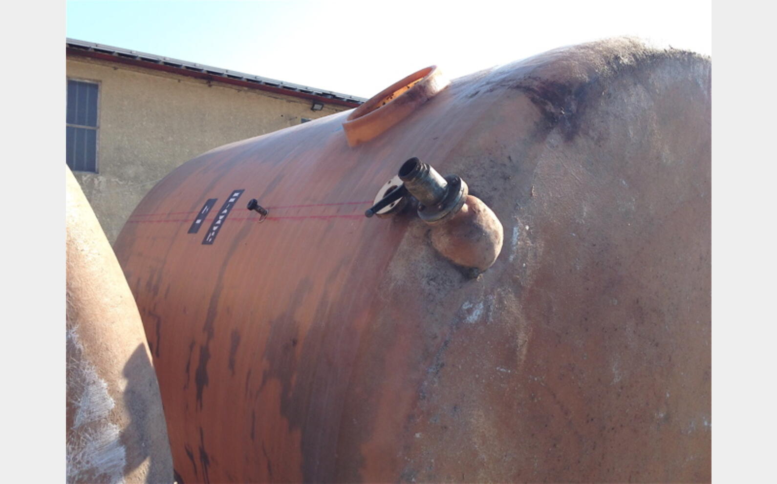 Cuve fibre fond plat sur radier Volume : 30 000 litres (300 hls)