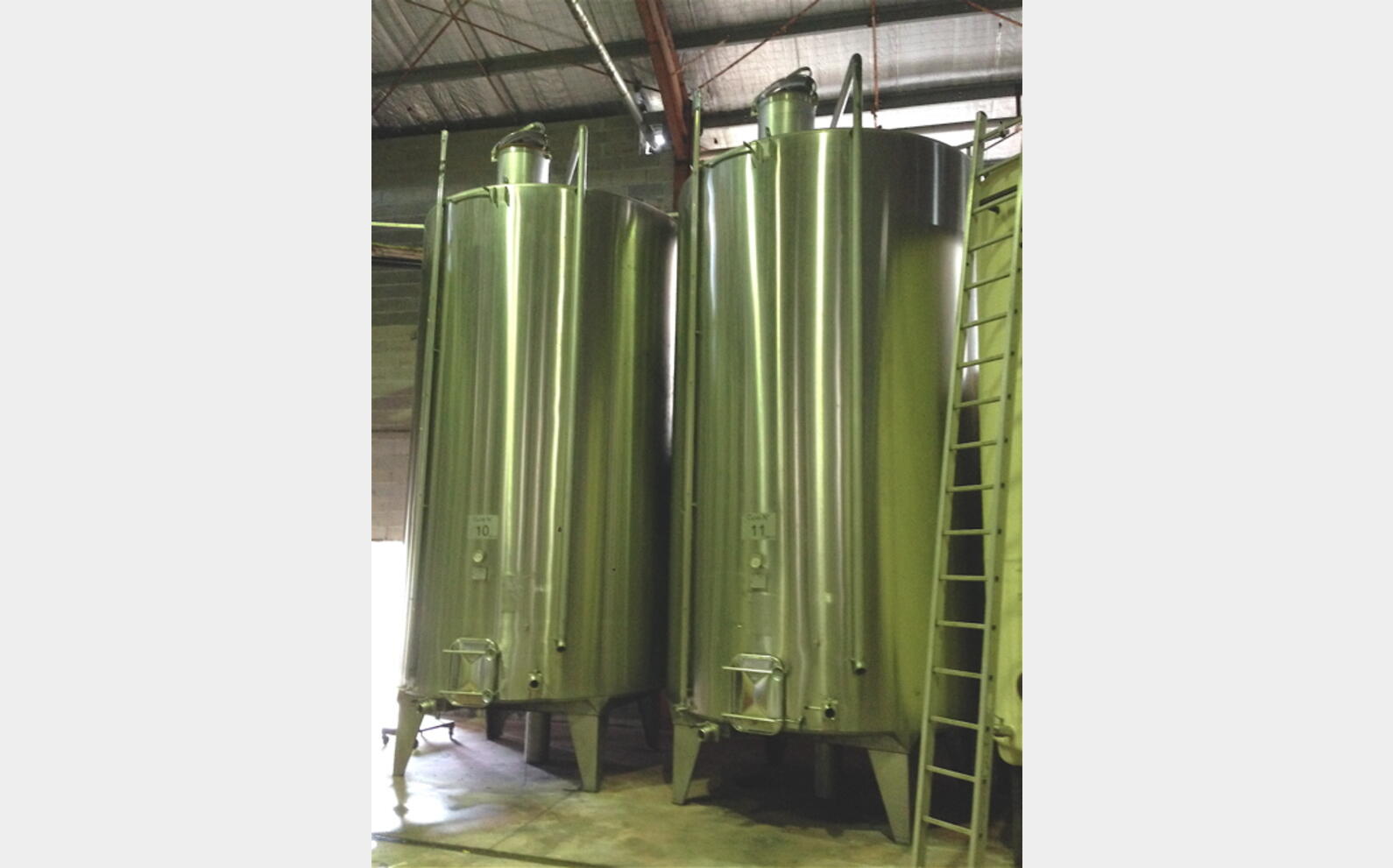 Cuve inox de vinification ferm&eacute;e