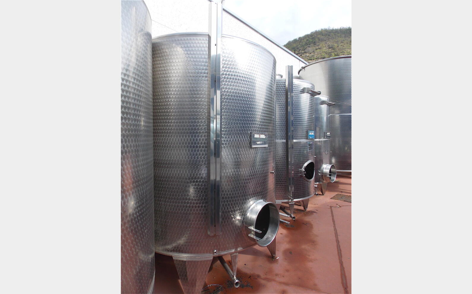 cuve INOX ferm&eacute;e sur pieds de 5500 litres MATERIEL NEUF