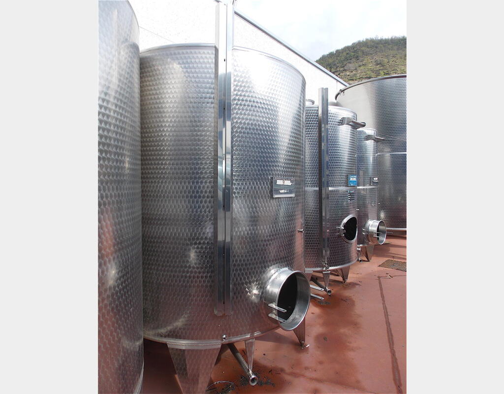 cuve INOX ferm&eacute;e sur pieds de 5500 litres MATERIEL NEUF