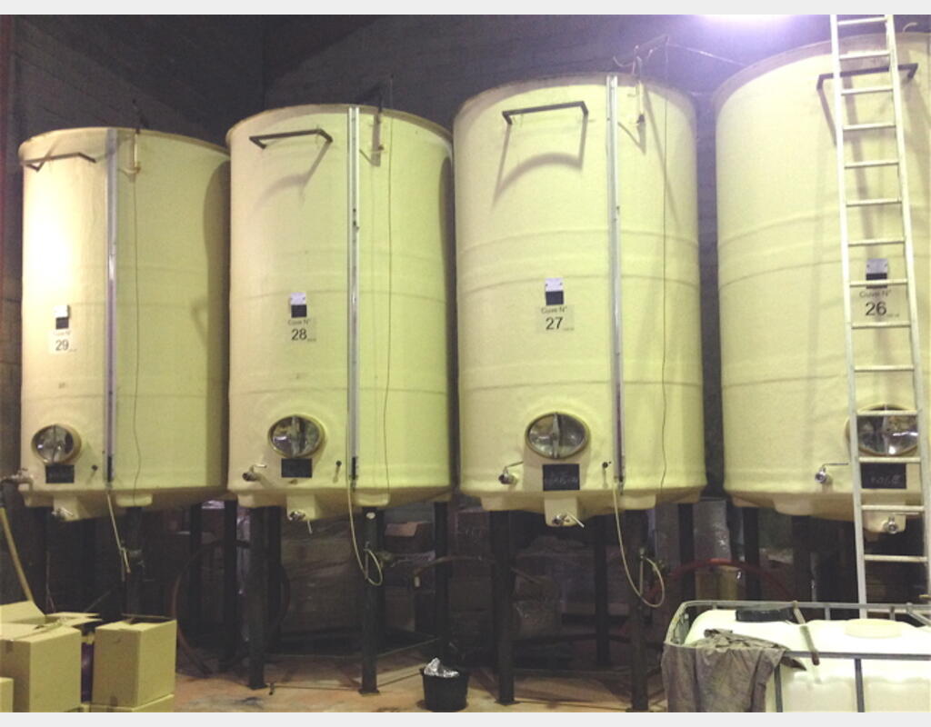 Cuve fibre &agrave; chapeau flottant avec rehausse de pieds