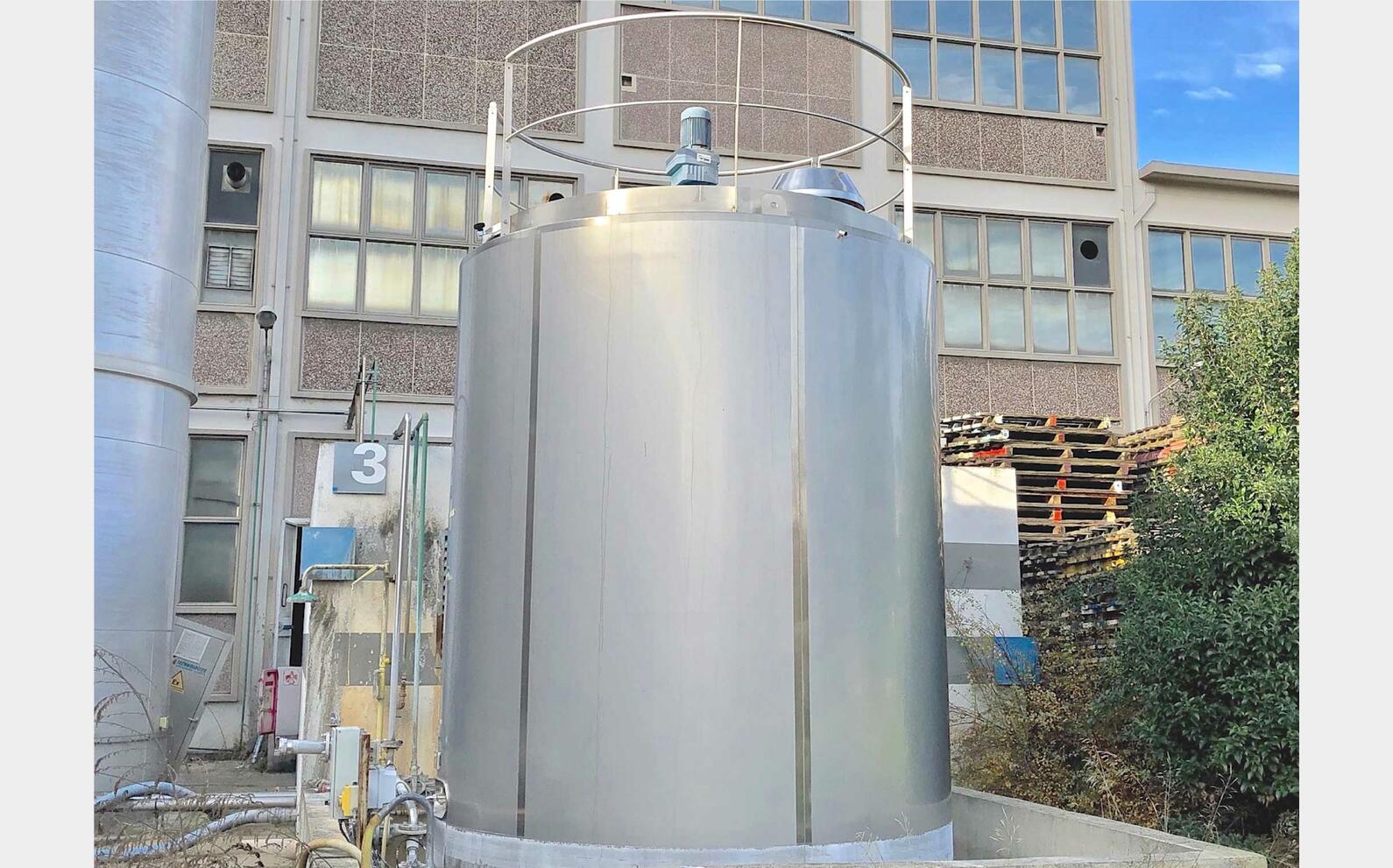 Cuve inox agit&eacute;e isol&eacute;e circuit coquill&eacute; Volume : 21650 litres