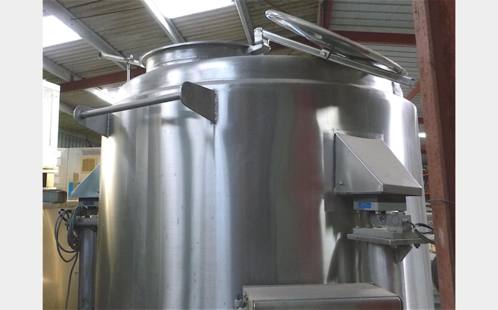 cuve stockage INOX sur pesons Sur pesons Volume :  litres