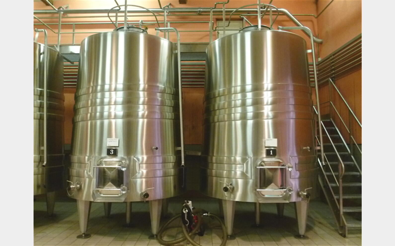 Cuve inox tronconique sur pieds Ann&eacute;e : 1999 Marque : PIERRE GUERIN