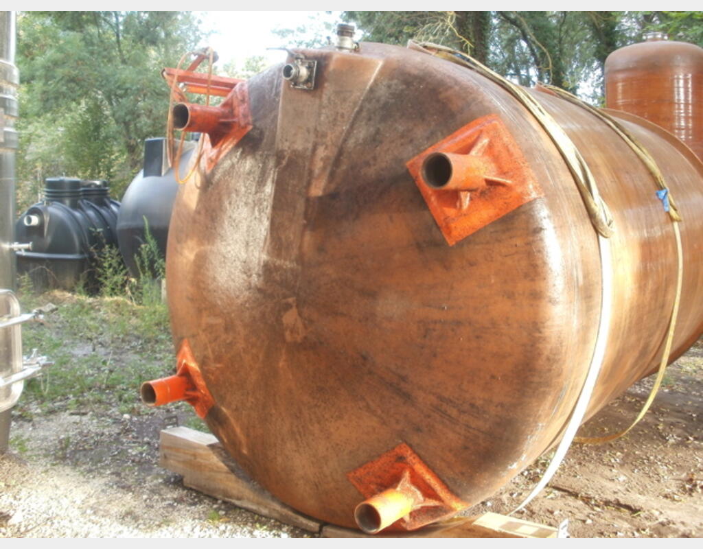 Cuve polyester de 100 hls cylindrique - sur pieds, à chapeau flottant