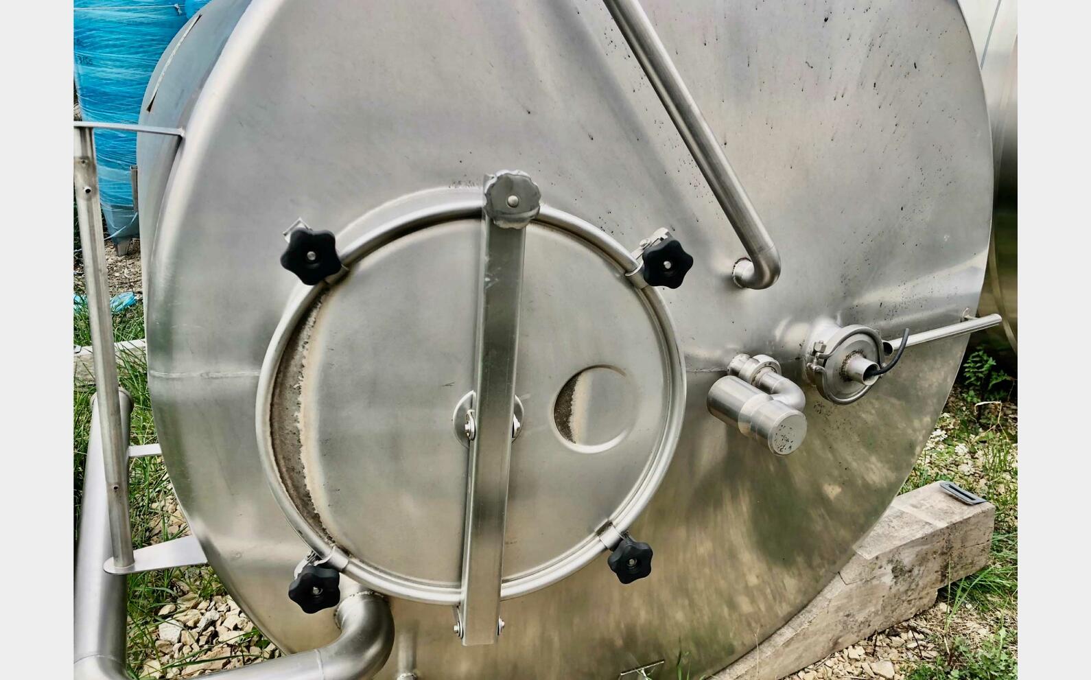 Closed stainless steel tank 50 HL (5 000 liters)