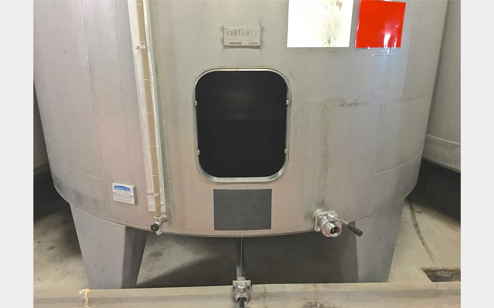 Cuve inox ferm&eacute;e sur pieds