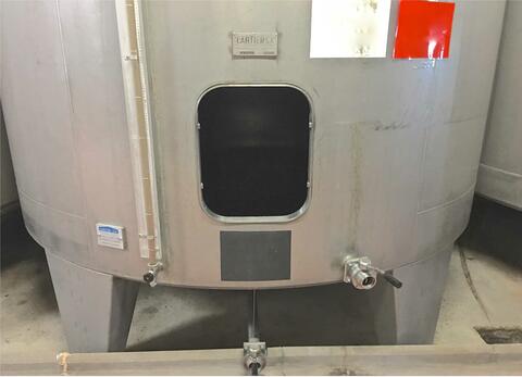 Cuve inox ferm&eacute;e sur pieds