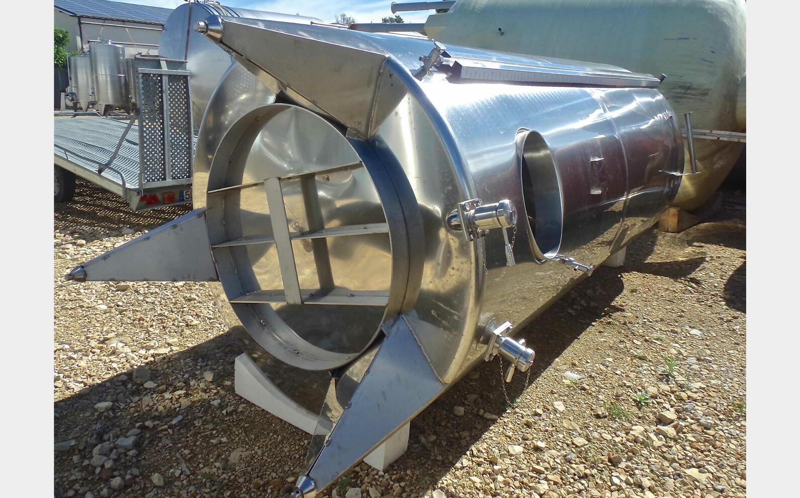 cuve INOX ferm&eacute;e sur pieds de 5000 litres