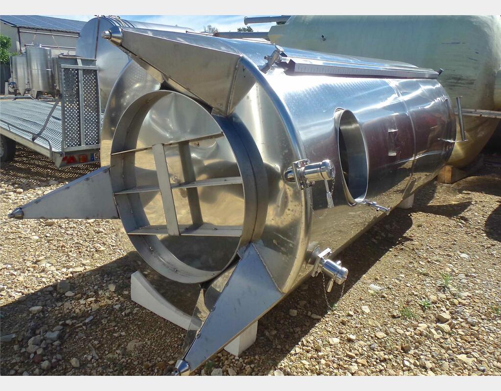 Cuve fermée sur pieds en INOX - Volume : 5000 litres