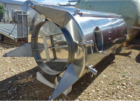cuve INOX ferm&eacute;e sur pieds de 5000 litres