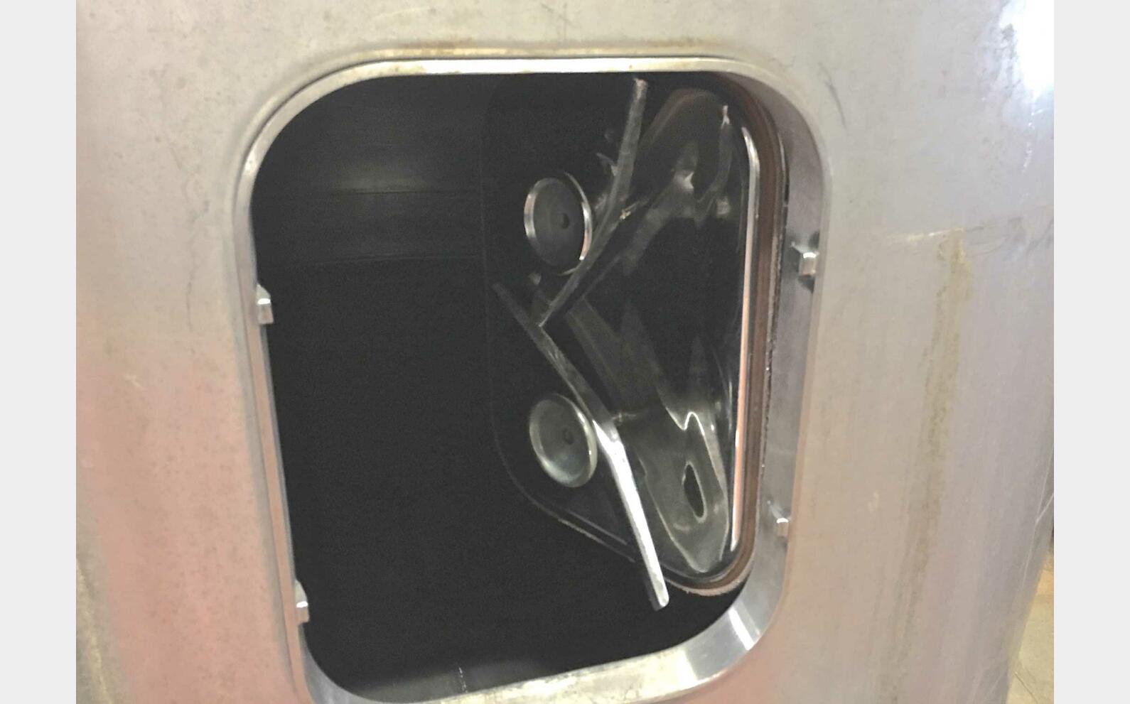 Cuve inox ferm&eacute;e sur pieds