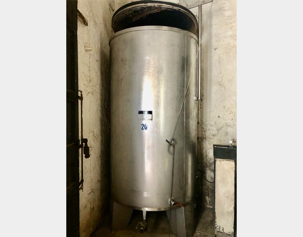 Stainless steel tank with floating cap - On feet