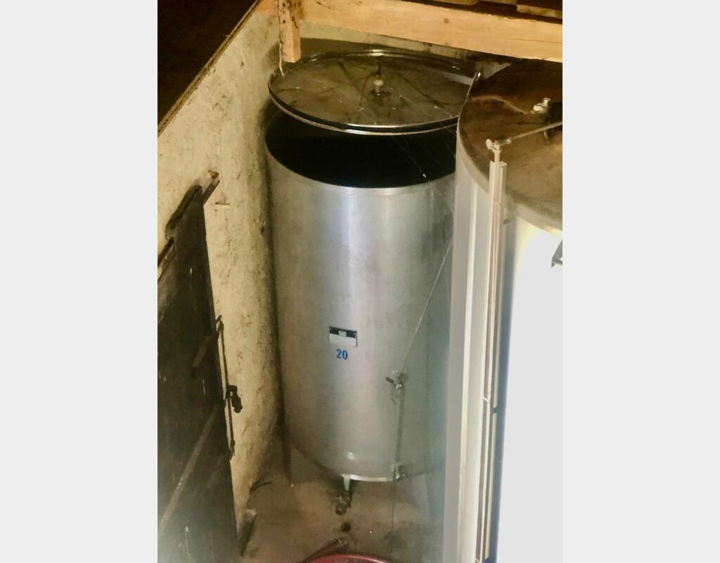 Stainless steel tank with floating cap - On feet