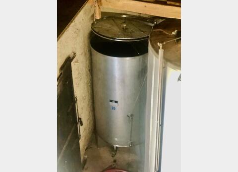 Stainless steel tank with floating cap - On feet