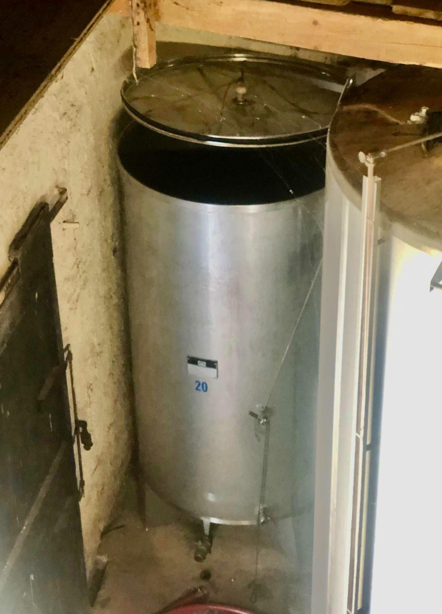 Stainless steel tank with floating cap - On feet