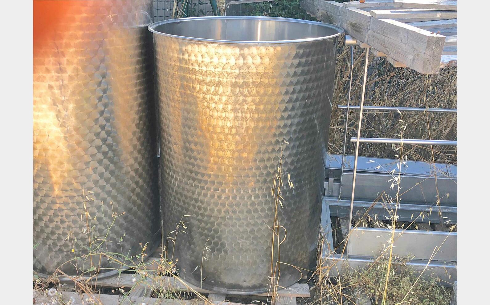Stainless steel tank with floating cap - 5,5 HL (550 liters)