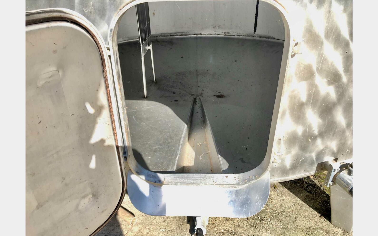 Stainless steel tank - On legs 100 HL (10 000 liters)