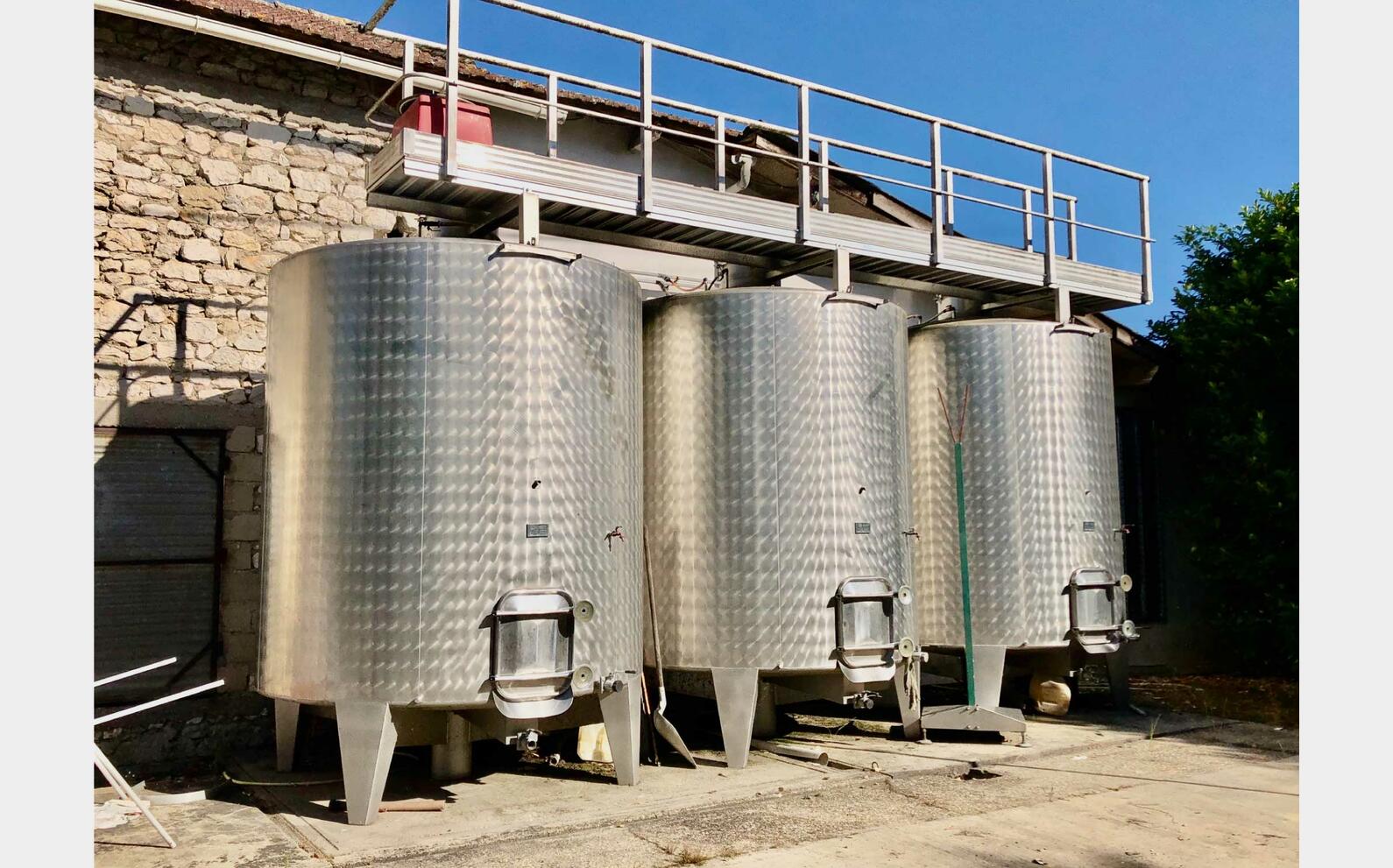 Stainless steel tank - On legs 100 HL (10 000 liters)
