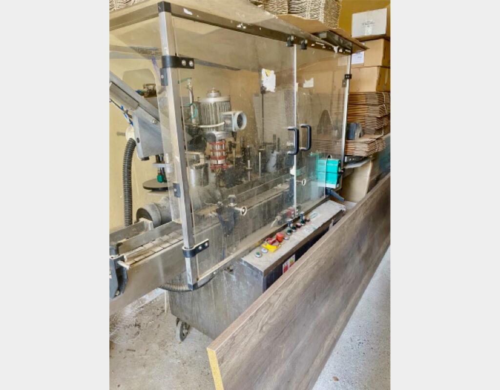 Labelling machine