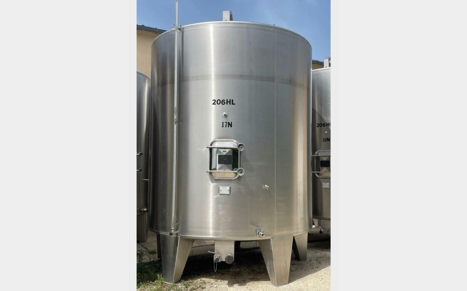 Cuve inox - Ferm&eacute;e sur pieds 200 HL (20 000 litres) MANGEARD