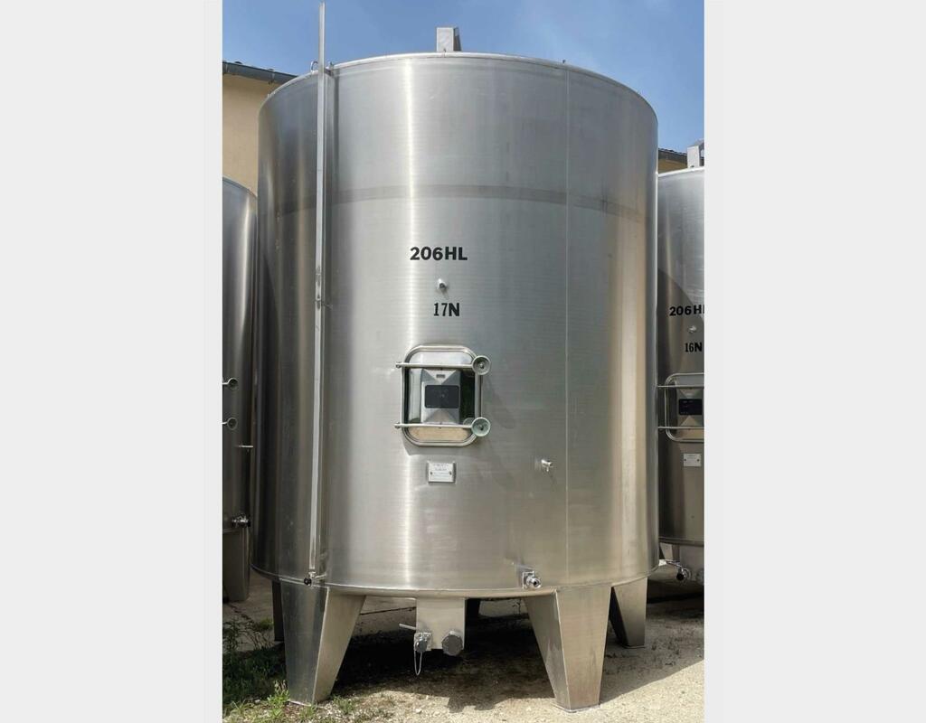 Stainless steel tank - Closed - On feet