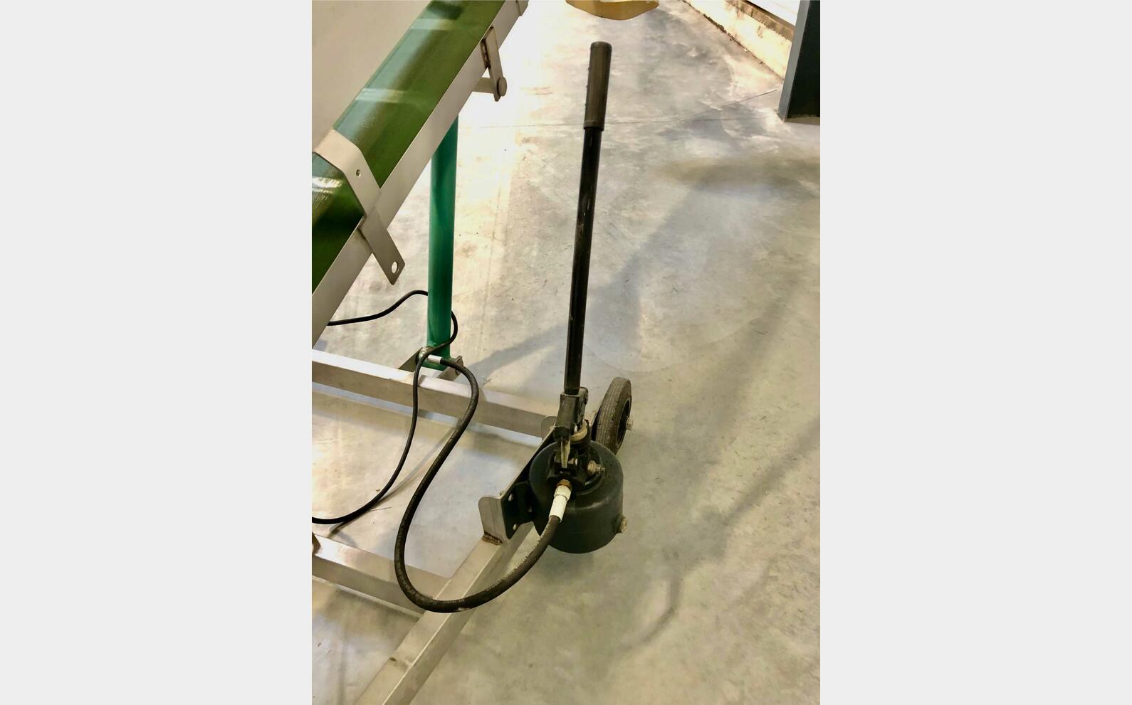 Cleat elevator