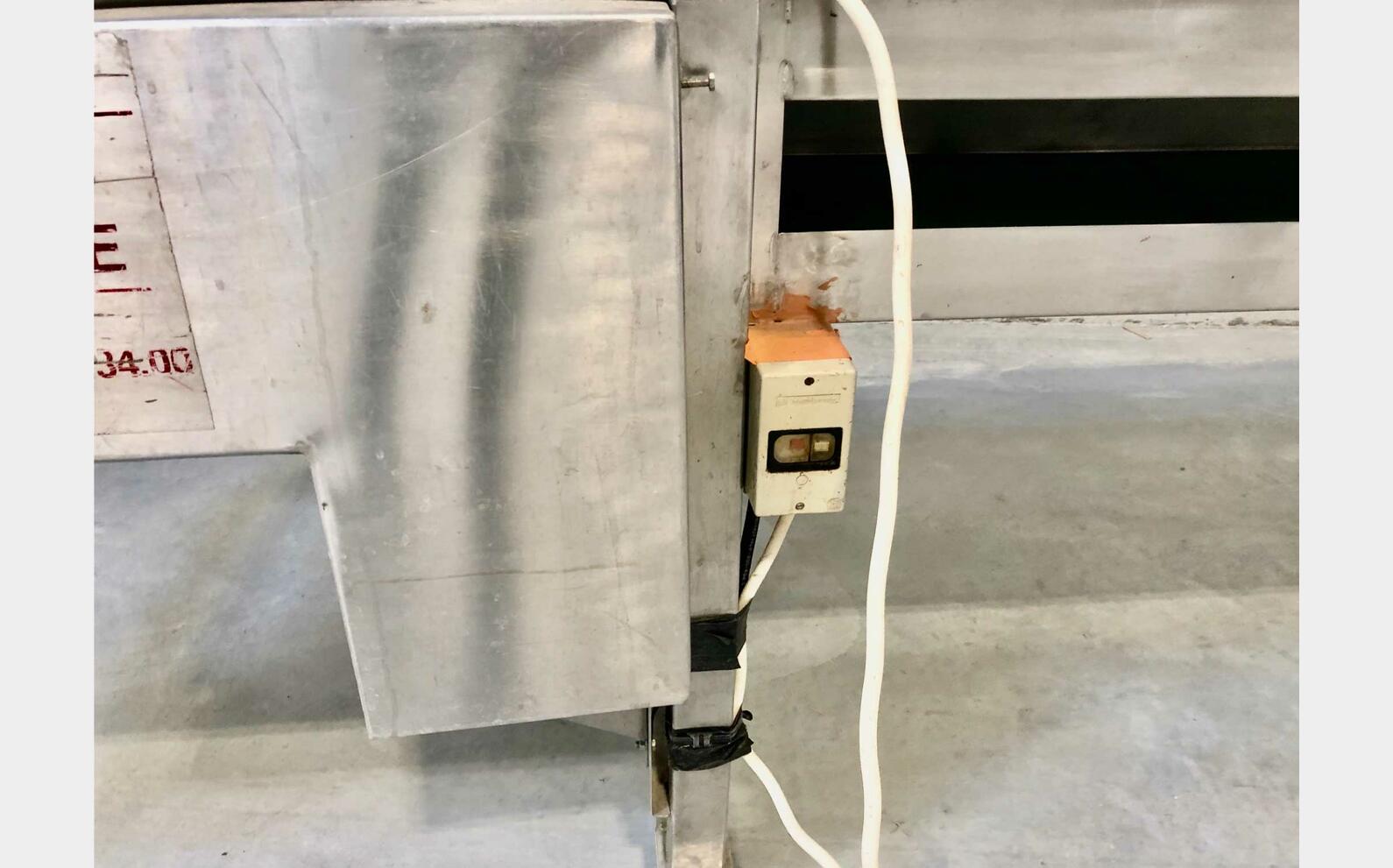 Slatted elevator belt