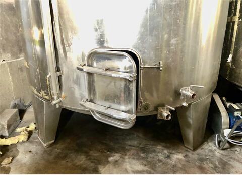 Closed stainless steel tank - Conical bottom on feet