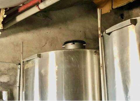 Closed stainless steel tank - Conical bottom on feet