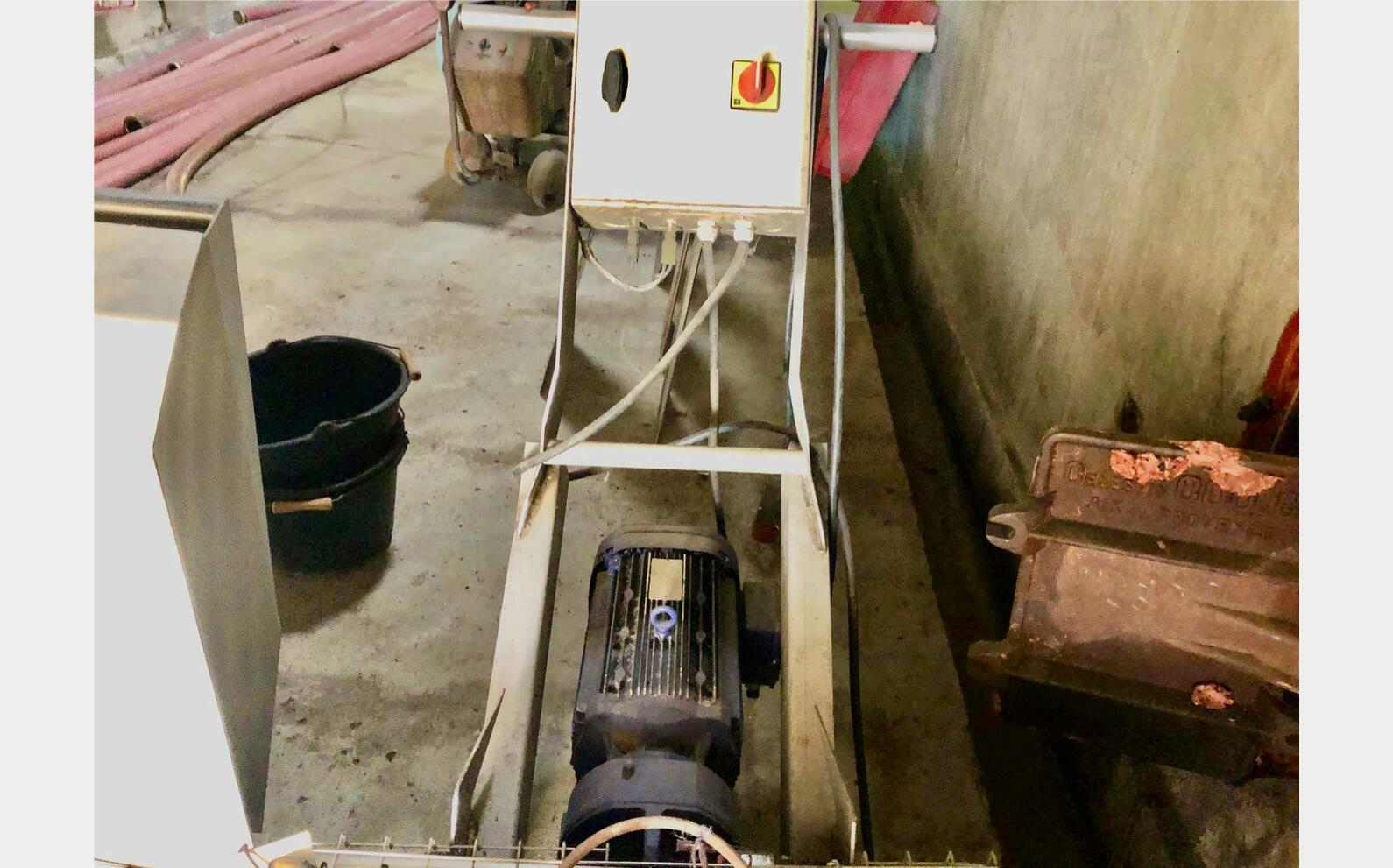 Grape and pomace pump