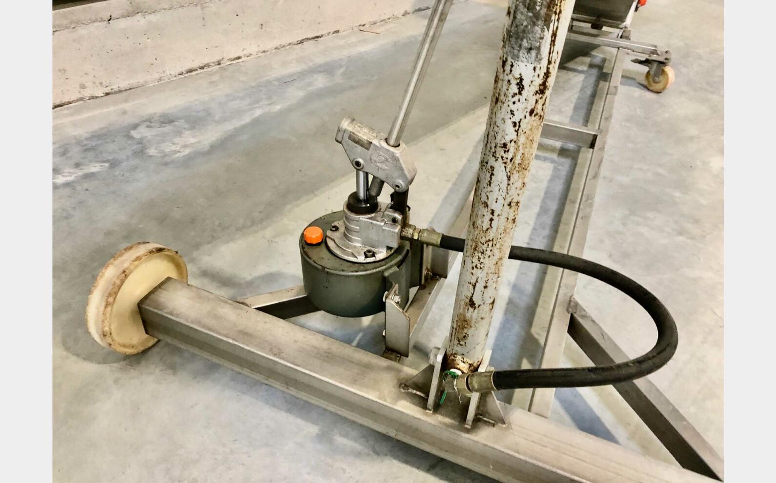 Cleat elevator