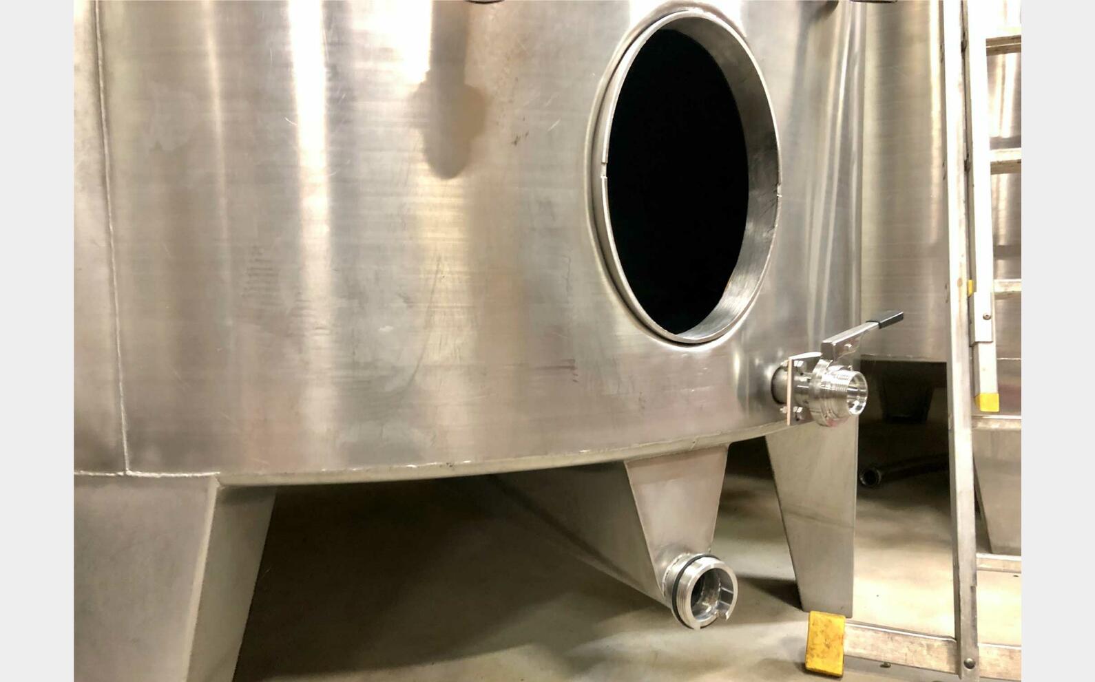 Cuve inox 304 fond bomb&eacute; sur pieds 105 HL (10 500 litres) CTM