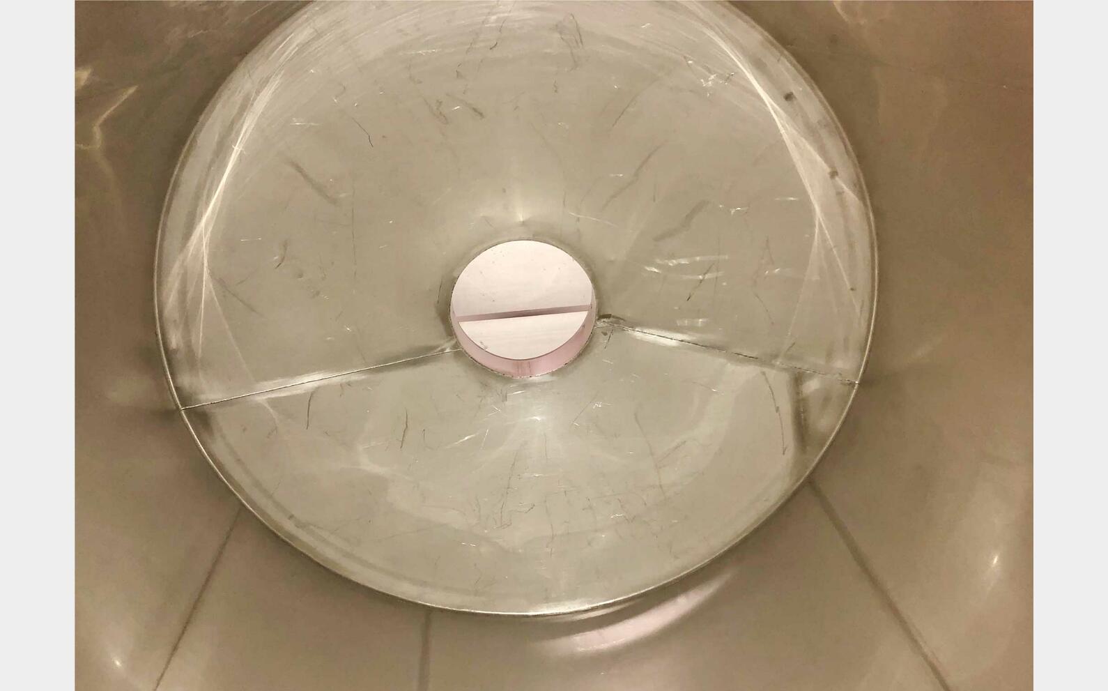 Cuve inox 304 fond bomb&eacute; sur pieds 105 HL (10 500 litres) CTM